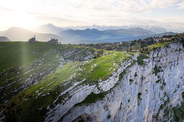 Falaises et plateau en montagne