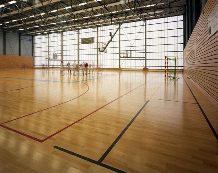Gymnase avec parquet